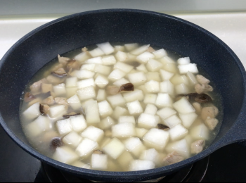 step3: 豬肉炒至7、8成熟，加熱的瑤柱和冬菇水、溫水和冬瓜粒，蓋蓋煮