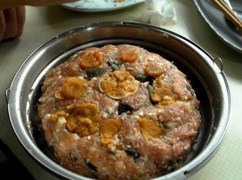 step4: 將肉泥塑形，鹹蛋黃的部分放在表面裝飾。放入電鍋蒸25-30分鐘即可。