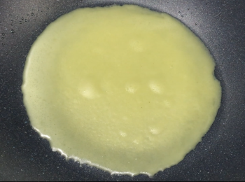 step3: 易潔鑊加少許油，倒一大匙班戟皮的粉漿，小火煎，開始有泡泡，周邊呈這個樣子，可以離火起鍋，趁熱攤平，放涼後冷藏備用