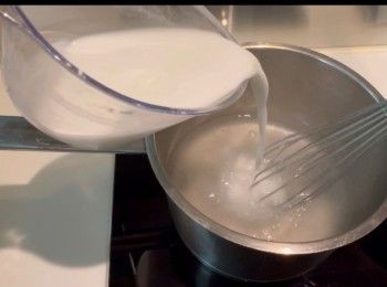 step3: 當500克的清水煮滾後，較至細火，一邊倒入綠豆澱粉漿，一邊快速攪拌，以免結塊。將粉漿煮至滾起、呈現半透明、質地順滑的狀態後（大概五至6分鐘）就可以離火。