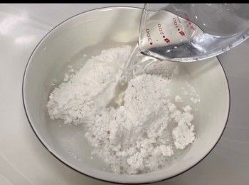 step2: 將剩餘的250克清水與260克的粘米粉攪拌。