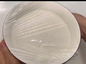 step5: 攪勻後，以保鮮紙覆蓋，然後放於溫暖的地方發酵約1小時15分鐘。實際發酵的時間視乎環境與溫度而定。
如果是開冷氣，或者是冬天，發酵的時間可能需要更長。