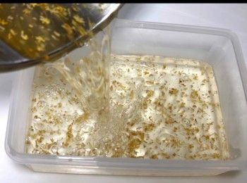 step5: 將餘下的白涼粉漿，倒入一個較高身的容器，以製作四方的冰粉。放涼後，放入雪櫃，雪至完全凝固即可！