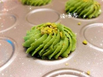 step4: 用篩逐少加入低筋麵粉、高筋麵粉和粟粉（分3次，加到第3次時可用手將粉團搓勻至光滑） 2. 粉團加入唧袋，於不黏烤盤上唧出花紋