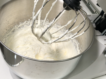 step2: 淡忌廉加白糖，高速打發，打發到倒轉也不會掉下來，冷藏備用