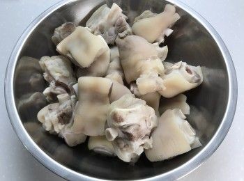 step1: 冷凍豬腳浸泡淡鹽水20分鐘解凍，加室溫水、米酒、鹽、薑片汆水，水沸後再煮5分鐘，清洗乾淨，用刀刮掉豬毛或污漬，用水重複洗3、4遍