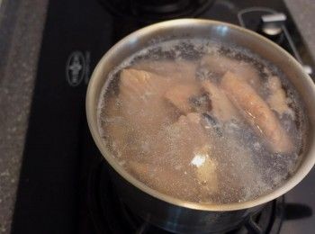 step4: 放入所有三文魚骨後 關火 浸約10 分鏟