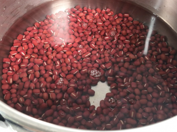 step1: 紅豆洗淨，用壓力鍋煮，大火煮到第二條壓力線，關火解壓
