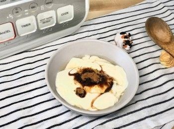 step6: 用匙輕輕取出，按自己喜好灑上黑糖、黃糖或薑糖水，熱手工豆腐花完成！