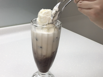 step5: 把所有材料依順序放入杯子：紅豆泥、紅豆、椰漿、碎冰、糖水/蜂蜜水、淡奶、雲尼拿味雪糕