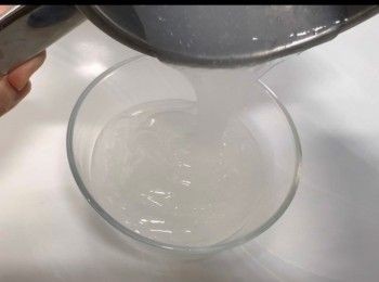 step4: 趁熱到入已經塗油的碗內。
放涼後，蓋上保鮮紙，放進雪櫃雪1小時。