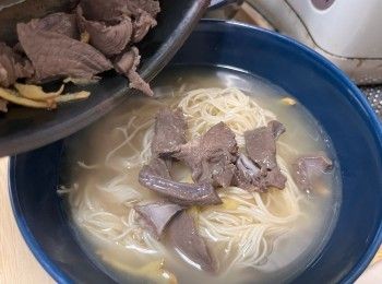 step6: 最後把豬心湯倒在麵線上，加上青菜即可。