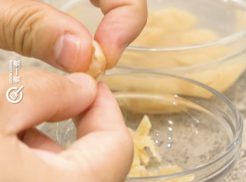 step4: 乾瑤柱浸軟撕碎，水留用