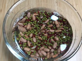 step1: 把3種豆洗淨，有時間，泡水半小時，可縮短煮的時間