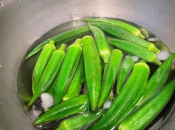 step2: 冰和飲用水混合備用。預備一鍋滾水，加入少許鹽，放入秋葵煮1分鐘，隔水後立即放入冰水降溫