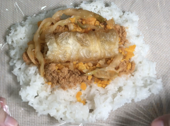 step4: 鋪保鮮膜，依次序放：糯米飯、肉鬆、鹹蛋黃碎、榨菜、油條