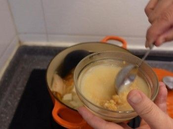 step10: 兩湯匙日式麵豉醬 與少許熱水先混合 
完全混合後 加回入煲內 關火 即成