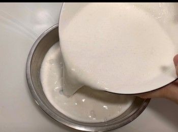 step7: 加入¼茶匙的菜油，攪拌，然後倒入已塗油的容器內。