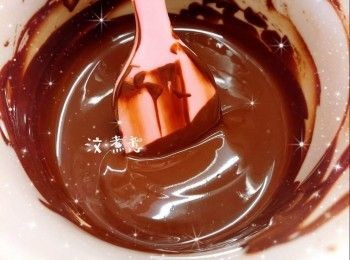step2: 再將黑朱古力和牛奶朱古力用熱水坐溶（亦可用微波爐加熱1.5分鐘成朱古力醬；朱古力加熱不可超過50°，否則會變質而失去光澤）