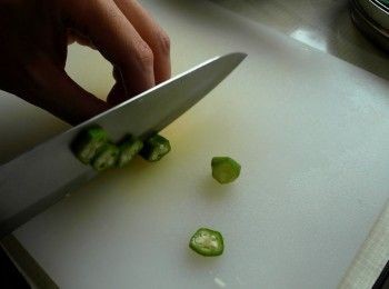 step1: 秋葵燙熟後切成小塊。
