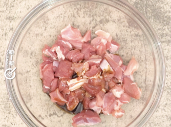 step2: 加<span class="group_2">醃料</span>醃15分鐘