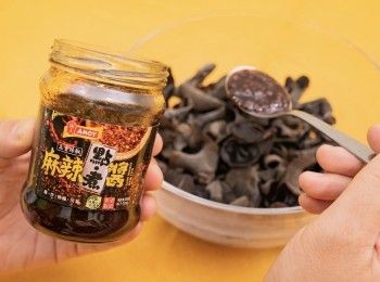 step3: 雲耳與淘大麻辣點．煮醬拌勻