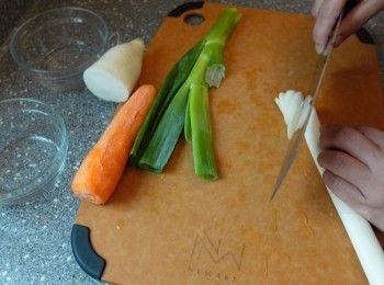 step2: 蔥白 蘿蔔切薄片 蔥尾部份切粒