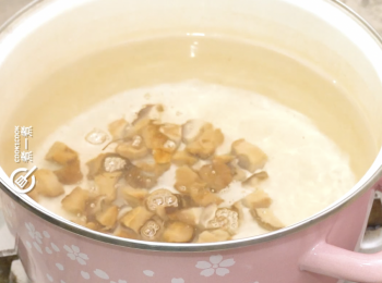 step6: 煲滾水，下薑片、下菇粒、瑤柱絲及浸瑤柱水滾10分鐘
