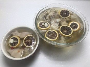 step4: 豬腳煮完後，放冰水冰鎮10分鐘，瀝乾水份，加入醬汁，冷藏1晚