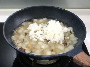 step4: 煮至冬瓜變得有點透明，加白飯、鹽巴和胡椒粉，關火