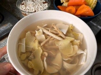 step2: 先把甘筍和粟米洗淨、切成幾塊，粟米鬚留用；乾料浸至軟身。