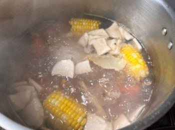 step4: 煮沸水，除了洋薏米和生熟薏米，把餘下材料放進鍋中，以大火再次煮沸後轉以中小火煮1.5小時。