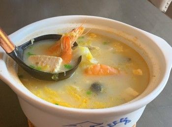 step2: 炒香调味料，放入娃娃菜。鲜虾等<span class="group_1">食材</span>，加水煮5-10分钟