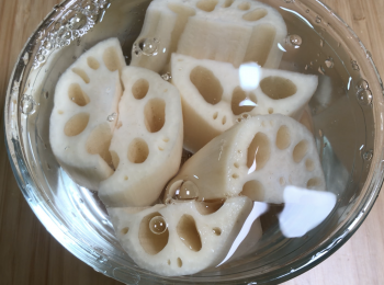 step2: 蓮藕洗淨、切頭尾，削皮，切塊，泡水防止氧化變黑
