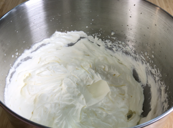 step2: 淡忌廉和白糖混合，高速打發，打發到把器皿倒轉，忌廉也不會掉，冷藏保存