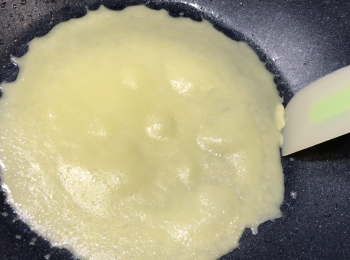 step3: 易濕鑊抹油，加麵糊，煎到這樣即可離火，趁熱攤平，放涼冷藏保存