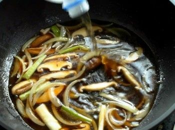 step2: 熱鍋加油放入蔥段、洋蔥以及香菇炒香。加入所有調味料以及水，煮至沸騰。