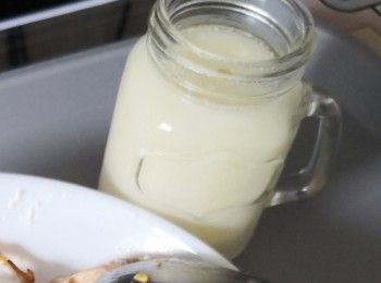 step5: 而格出來的乳清可以加入檸檬汁及蜂蜜飲用