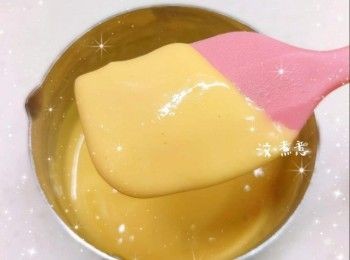 step3: 再將已混合牛油的忌廉芝士加入蛋奶醬中（需趁熱），充分拌勻至順滑的狀態 2. 用篩加入低筋麵粉和粟粉，拌勻成<span class="group_1">蛋糕糊</span>（手法動作要輕，攪拌至無粉粒即可），蓋上保鮮紙，備用