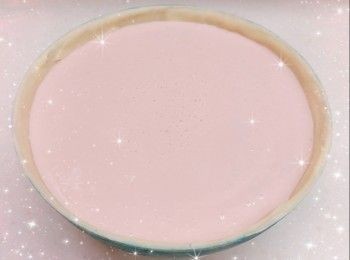 step21: 從雪櫃取出，已完成的<span class="group_4">朱古力外殼</span>下半部份，再將<span class="group_4">朱古力外殼</span>的上半部份蓋上和黏合（可將抹刀加熱，在<span class="group_4">朱古力外殼</span>的邊緣位置抹一圈；必需趁朱古力溶化時，快速進行黏合） 2. 最後，套上星球環，再在星球外殼上隨意掃上適量的食用金粉作裝飾，即可