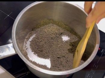 step4: 另一邊廂，將黑芝麻粉以白鑊用細火炒香。