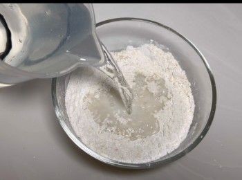 step2: 加入250毫升的清水（餘下的650毫升清水先留起備用）。