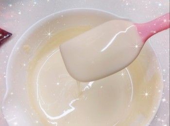 step10: <span class="group_4">朱古力外殼</span>： 1. 將白朱古力用熱水坐溶（亦可用微波爐加熱1.5分鐘成朱古力醬；朱古力加熱不可超過50°，否則會變質而失去光澤）