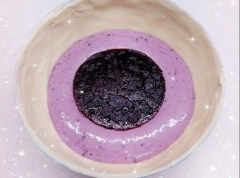 step19: 再將牛奶<span class="group_5">芝士蛋糕</span>漿（115 g）輕力的倒在稍微凝固的藍莓<span class="group_5">芝士蛋糕</span>上，放進雪櫃冷藏至凝固