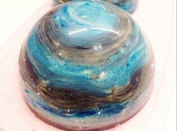 step15: 最後，倒入第2層朱古力溶液，放進雪櫃冷藏約25-35分鐘至凝固（<span class="group_4">朱古力外殼</span>的邊緣可用刀子刮平整，方便黏合），脫模（只需將扑扑蛋糕模反轉，輕敲蛋糕模外圍，即可輕易脫模） 2. 在底座塗上少許朱古力溶液，然後放上<span class="group_4">朱古力外殼</span>的下半部份，放進雪櫃冷藏至底部固定，備用