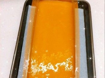 step9: 食用前從雪櫃取出，用熱毛巾包圍蛋糕模外圍約30秒（令蛋糕外圍軟化），即可輕易將蛋糕脫模