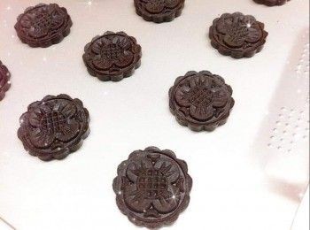 step3: 預熱5分鐘（170°），放中層，焗20-22分鐘，然後再焗1-2分鐘（220°）至表面金黃（調高溫度上色） 2. 用餘溫再焗約2分鐘左右（餘溫可令曲奇更上色和脆口），放涼，即可