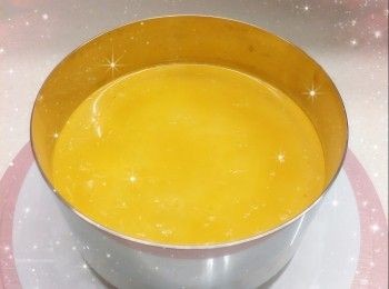 step7: <span class="group_3">蜂蜜檸檬果凍</span>（180 g）加入檸檬皮，拌勻，然後倒在已凝固的檸檬乳酪慕絲上，蓋上保鮮紙，放進雪櫃冷藏至少2小時至凝固 2. 最後，倒入剩下的慕絲，再輕輕搖晃使慕絲表面平整／用抹刀抹平表面 3. 蓋上保鮮紙，放進雪櫃冷藏至少3小時至凝固