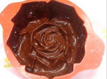 step2: <span class="group_2">朱古力脆皮外層</span>： 1. 將黑朱古力用熱水坐溶（亦可用微波爐加熱1.5分鐘成朱古力醬；朱古力加熱不可超過50°，否則會變質而失去光澤） 2. 先在模具均勻的塗上一層朱古力溶液，放進雪櫃冷藏約10-15分鐘至凝固（必需待完全凝固，才可再塗第2層）