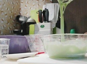 step1: 先將乾性材料攪拌
再加入奶，蛋，油再攪拌